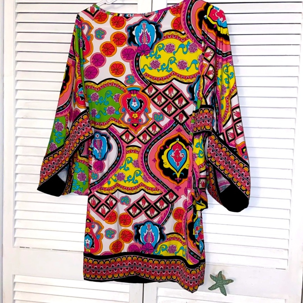 Trina Turk Mode Dress Santa Cruz
Cover Up Tunic Sz small butterfly sleeve